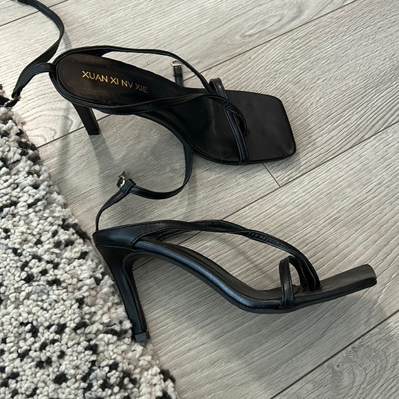 BLACK STILETTOS - Picture 1 of 4